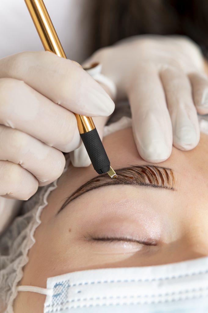 žena radi microblading tretman